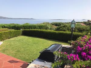 Een patio of ander buitengedeelte van LUXURY Apartment garden, pool, tennis, private beach in Porto Rotondo