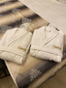 dos toallas en un estante de una tienda en Kispet Deluxe Hotels&Suites, en Oberhausen