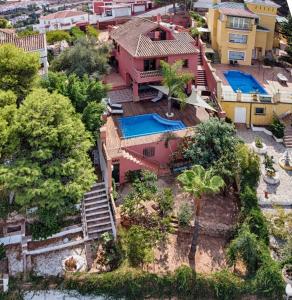 een luchtfoto van een huis met een zwembad bij Holidays2Malaga Candado House pool & garden in Málaga