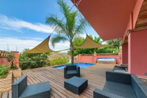 een buitenterras met stoelen en een zwembad bij Holidays2Malaga Candado House pool & garden in Málaga