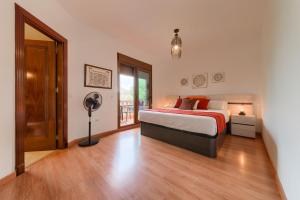een slaapkamer met een bed en een ventilator bij Holidays2Malaga Candado House pool & garden in Málaga +50 foto's