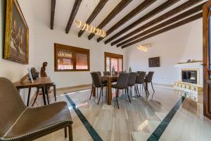een eetkamer met een tafel en stoelen bij Holidays2Malaga Candado House pool & garden in Málaga