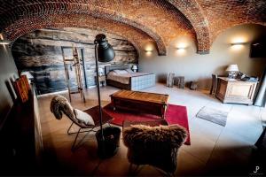 迪南美丽牛舍住宿加早餐旅馆的一间设有一张床和一张桌子的房间