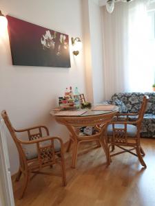 カルロヴィ・ヴァリにあるJurincom apartments Masarykaのリビングルーム(テーブル、椅子2脚付)