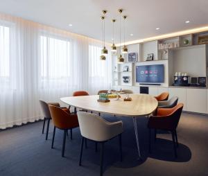 a dining room with a table and chairs at citizenM Copenhagen Radhuspladsen in Copenhagen