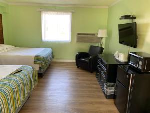 a hotel room with a bed and a tv at Lake Inn in Ebensburg