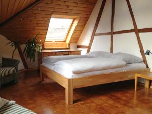 een bed in een kamer met een raam bij Ferienwohnung Roos am See in Konstanz