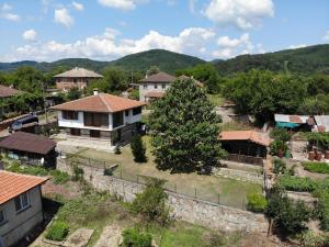 eine Luftansicht eines Dorfes mit einem Haus in der Unterkunft Discover Strandja House in Kosti