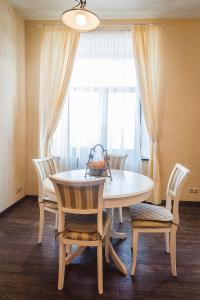 uma sala de jantar com uma mesa e cadeiras e uma janela em Premium Apartment Old Arbat em Moscou