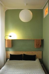 1 dormitorio con 1 cama grande y pared verde en Gemütliche Ferienwohnung in Görlitz en Görlitz