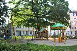 un parque con parque infantil con columpio en Gemütliche Ferienwohnung in Görlitz en Görlitz