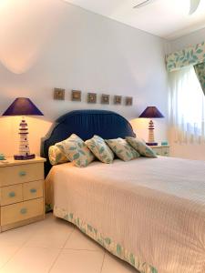 Gil Eanes Ocean View Nautical Apartment tesisinde bir odada yatak veya yataklar