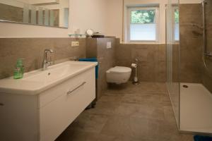 Ένα μπάνιο στο Ferienwohnung Haus Handwerk +19 φωτογραφίες