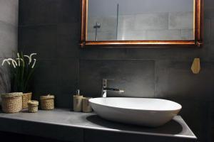 biała wanna siedząca na ladzie w łazience w obiekcie Homel Rocks -Elegant Apt 2BD -Amazing garden view w Kalambace