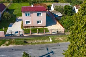 The surrounding neighborhood or a neighborhood close to a vendégházakat