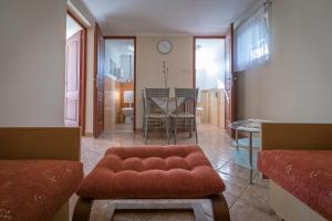 A seating area at Orgona Vendégház