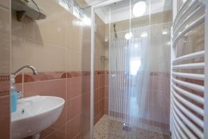 A bathroom at Orgona Vendégház Még 37 kép
