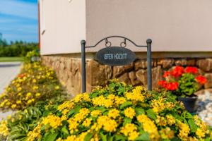 A garden outside Orgona Vendégház