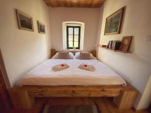 ein Schlafzimmer mit einem Bett mit zwei Handtüchern darauf in der Unterkunft Apartmány Stará Škola in Krásná Lípa