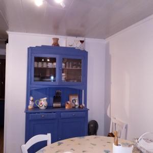 Zicavoにあるles chalets et gite du haut taravoのダイニングルーム(テーブル付)の青いキャビネット