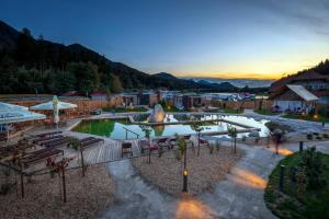 uma vista aérea de um resort com uma piscina em Lakeside Petzen Glamping em Unterlibitsch