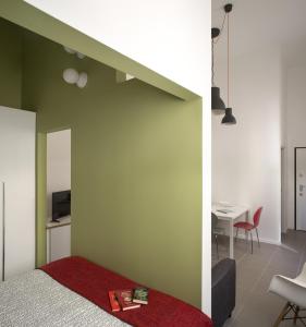 een slaapkamer met een bed en een eetkamer met een tafel bij UP to home - Città Studi in Milaan
