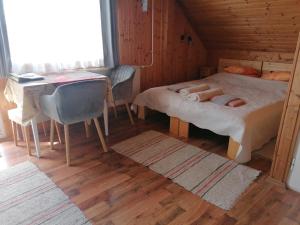 Schlafzimmer mit einem Bett, einem Schreibtisch und einem Waschbecken in der Unterkunft Barbara Ház in Hévíz