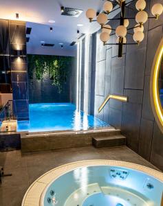 Bilik mandi di Marconio Wellness Private Pool & SPA - City Center +27 gambar