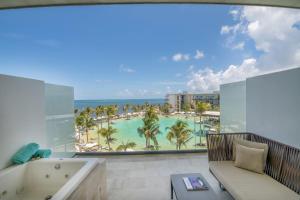 坎昆的住宿－Haven Riviera Cancun - All Inclusive - Adults Only，带浴缸的浴室,享有海景。