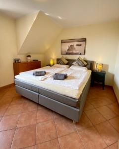 ein Schlafzimmer mit einem großen Bett in einem Zimmer in der Unterkunft Ferienwohnung auf Rügen mit Boddenblick in Groß Zicker