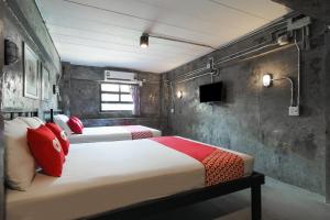 Кровать или кровати в номере Super OYO 75332 Vm1 Hostel