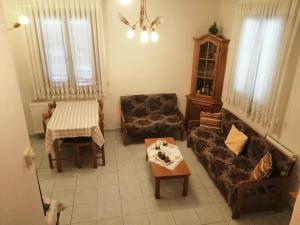 Áyios Khristóforos的住宿－BYT Village House，客厅配有沙发和桌子