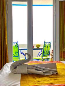 Tamraght Ouzdar的住宿－Résidence papillon bleu，一张带毛巾和两把椅子的床