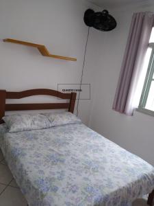 1 dormitorio con 1 cama con ventilador y ventana en Apto no Bairro do Gonzaga en Santos