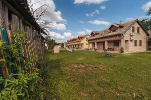 Sobe Kod Baje - Baranjska Kuća في Karanac: ساحة منزل قديم مع سياج