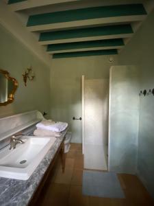 Bilik mandi di Manoir du Bouyssou