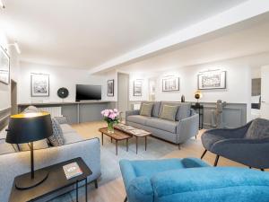 a living room with two couches and a tv at LivinParis - Luxury 3 Bedrooms Arc de Triomphe I in Paris