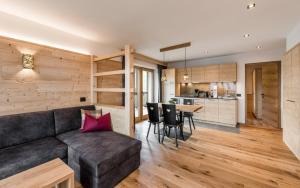 a living room with a couch and a table at La Majun Fornellahof in Antermoia