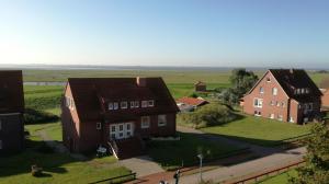 una vista aerea di una casa in un villaggio di Pension Gästehaus Elfriede Baltrum a Baltrum