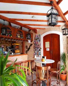 Un restaurante o sitio para comer en Hostal El Asturiano