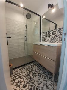 La salle de bains est pourvue d'une douche et d'un lavabo. dans l'établissement Domaine de Charoussas le mas de mon père, à Lagorce