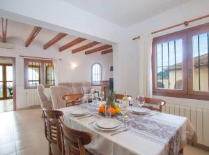 ein Esszimmer mit Tisch und ein Wohnzimmer in der Unterkunft Villa Aguila - Calp in Calpe + 20 Fotos