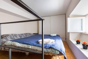 ein Schlafzimmer mit einem Etagenbett mit blauer Bettwäsche in der Unterkunft Parioli Modern Studio in Rom