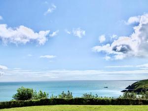 vista para o oceano num dia ensolarado em Loxley's Devon Lodge em Brixham