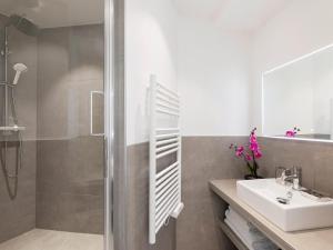 Vonios kambarys apgyvendinimo įstaigoje LivinParis - Luxury 3 Bedrooms Le Marais III