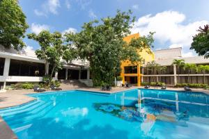 una piscina frente a un edificio en HS HOTSSON Hotel Tampico, en Tampico