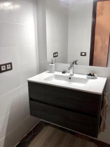 A bathroom at Villa Mare Bella Chao sea view private heated solar pool AC