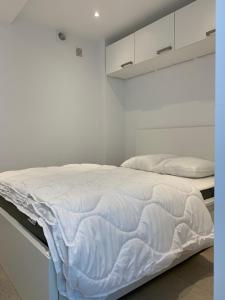 a white room with a bed in a room at Les Terrasses de Malmedy 22 Studio 341 in Malmedy