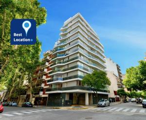 um edifício de apartamentos alto com uma placa que lê a melhor localização em Modern&New Apartment in Palermo em Buenos Aires