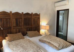A bed or beds in a room at Villa Mare Bella Chao sea view private heated solar pool AC